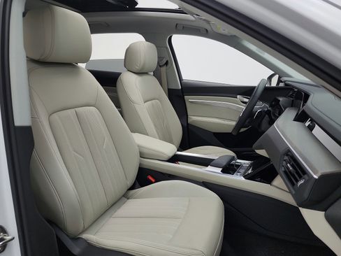 Used 2024 Audi Q8 e-tron Premium Plus w/ Premium Plus Package image 19