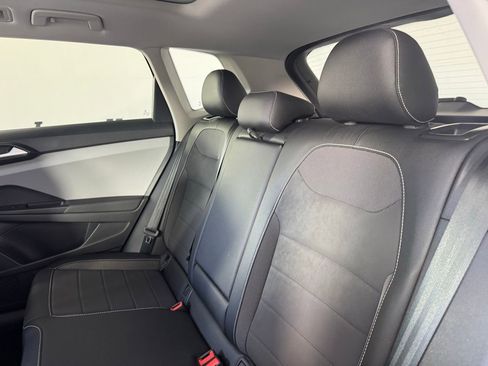 Used 2022 Volkswagen Taos SE w/ Panoramic Sunroof Package AWD/4WD image 11
