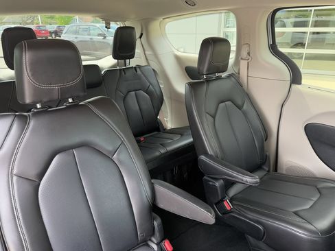 Used 2023 Chrysler Pacifica Touring-L FWD image 43