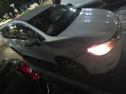 Used 2017 Chrysler Pacifica Touring w/ Tire & Wheel Group image 3