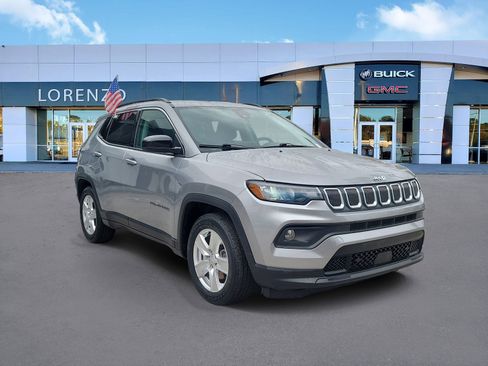 Used 2022 Jeep Compass Latitude image 3