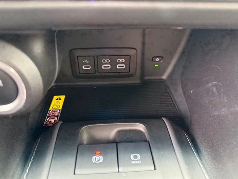 Used 2024 Toyota Venza LE AWD/4WD image 31
