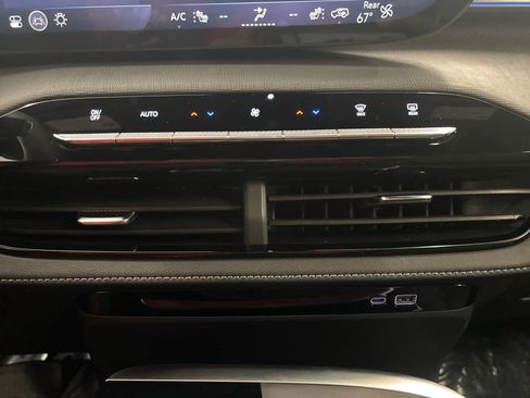 Used 2025 Buick Enclave Sport Touring w/ Power Package image 34