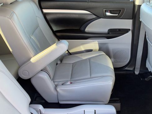 Certified 2019 Toyota Highlander FWD V6 image 14