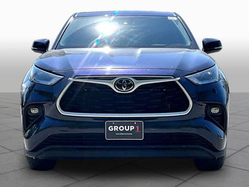 Used 2022 Toyota Highlander LE AWD/4WD image 4