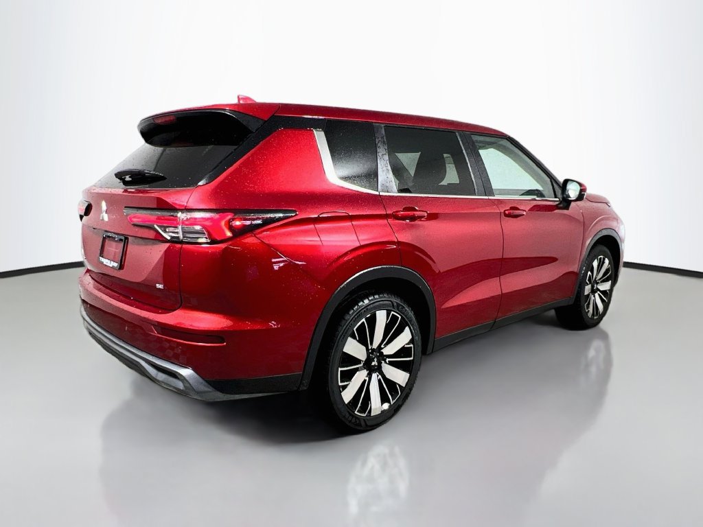 Used 2025 Mitsubishi Outlander SE FWD image 3