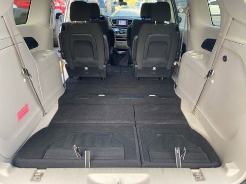 Used 2022 Chrysler Voyager LX image 25