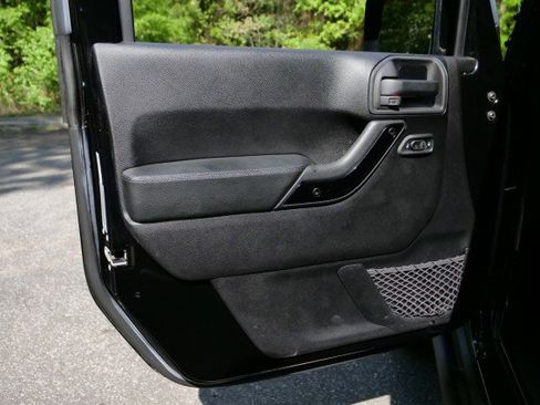 Used 2015 Jeep Wrangler Unlimited Sahara image 18