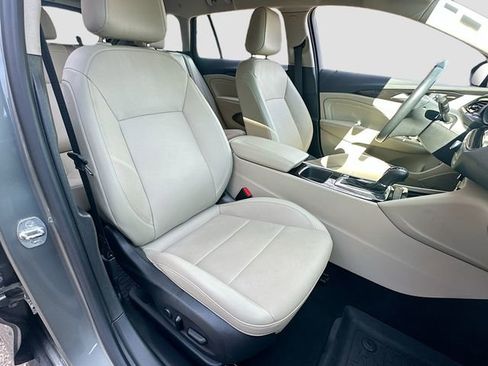 Used 2019 Buick Regal Essence w/ Driver Confidence Package I image 29