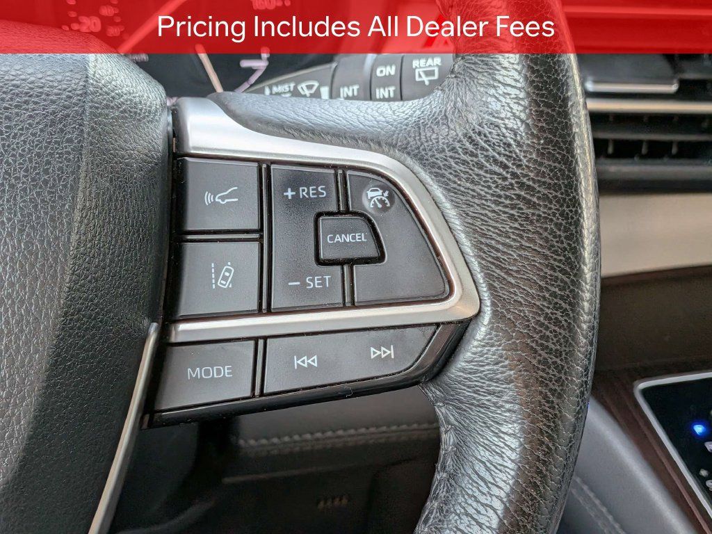 Used 2023 Toyota Sienna XLE FWD image 29