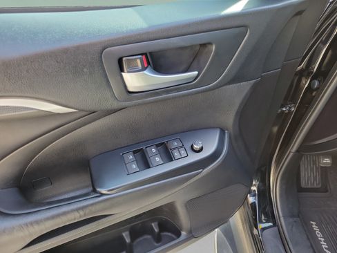 Used 2019 Toyota Highlander SE FWD image 7