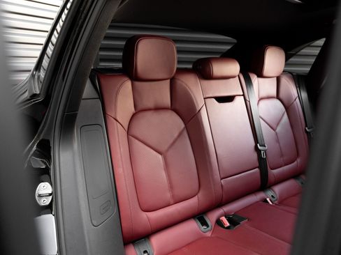 Certified 2025 Porsche Macan AWD/4WD image 31