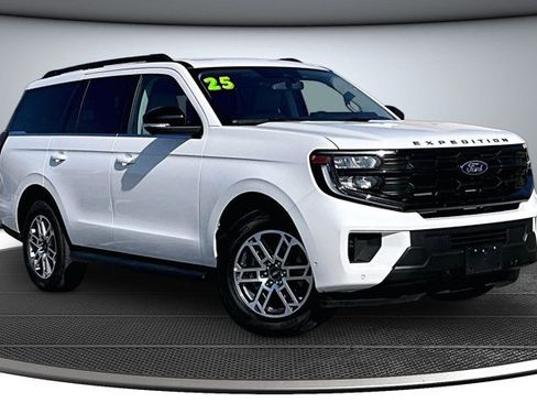 Used 2025 Ford Expedition Active AWD/4WD image 3