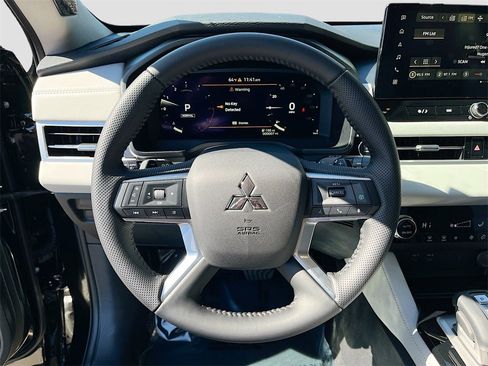 New 2025 Mitsubishi Outlander SE image 11