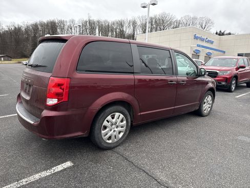 Used 2019 Dodge Grand Caravan SE image 3