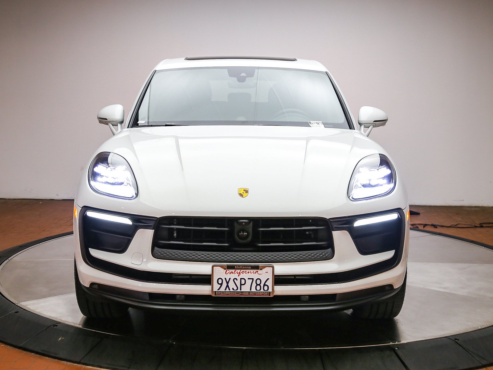 Certified 2026 Porsche Macan AWD/4WD image 3