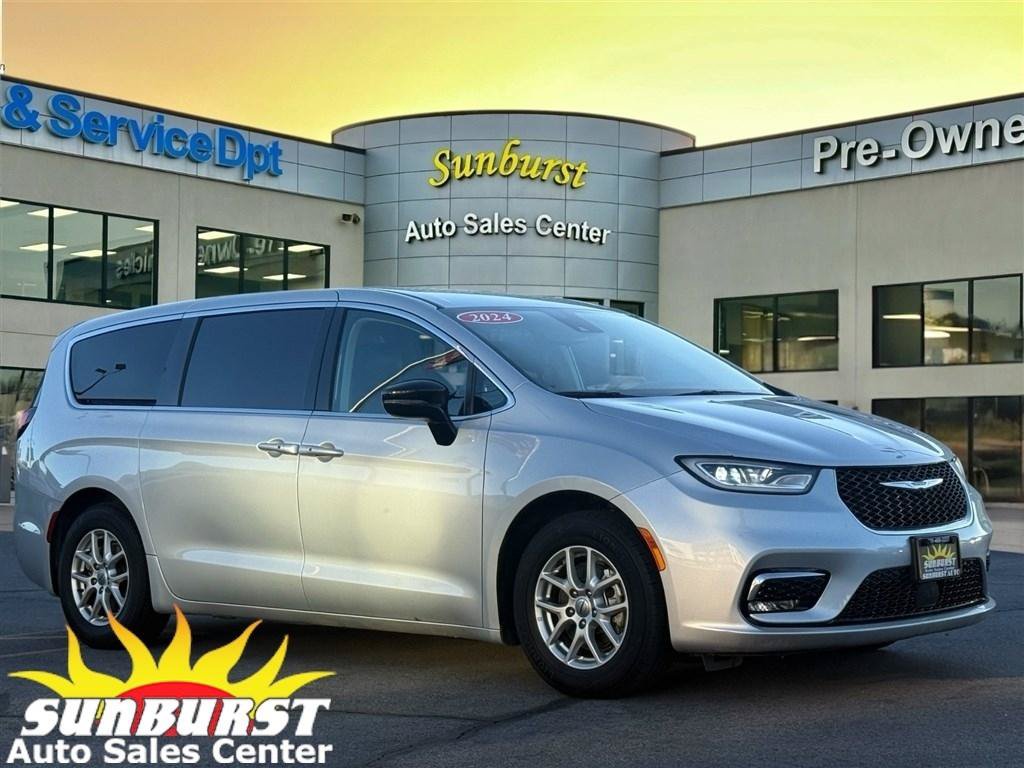 Used 2024 Chrysler Pacifica Touring-L FWD image 1