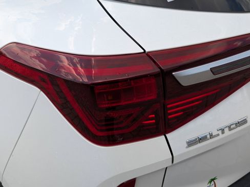 Certified 2021 Kia Seltos EX image 95