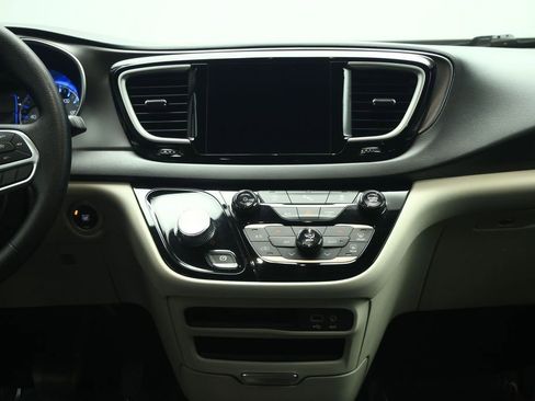Used 2020 Chrysler Pacifica Touring w/ Tire & Wheel Group FWD image 39