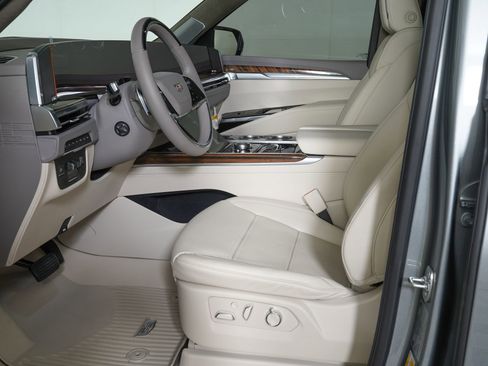 Used 2026 Cadillac Escalade Platinum Sport w/ LPO, Floor Liner Package AWD/4WD image 16