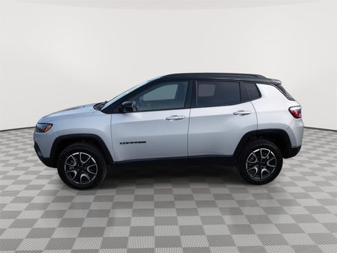 Used 2025 Jeep Compass Trailhawk AWD/4WD image 8