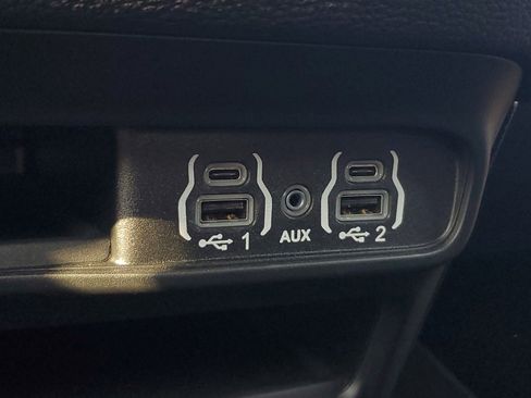 Used 2025 Chrysler Pacifica Select image 28