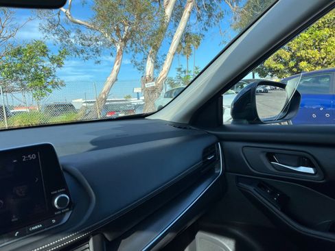 Used 2025 Nissan Rogue SV image 37