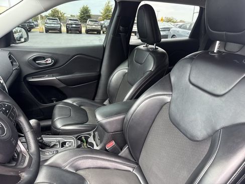 Used 2019 Jeep Cherokee Latitude Plus AWD/4WD image 5