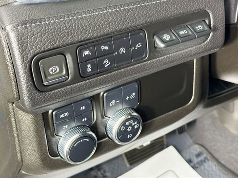 Used 2021 GMC Yukon Denali w/ Denali Premium Package AWD/4WD image 10