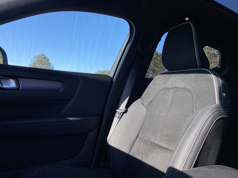 Used 2025 Volvo XC40 B5 Plus image 28