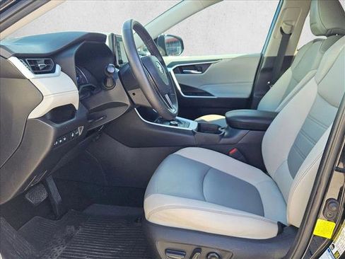 Used 2021 Toyota RAV4 XLE Premium image 16