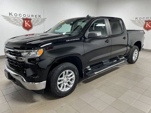 Used 2022 Chevrolet Silverado 1500 LT AWD/4WD image 3