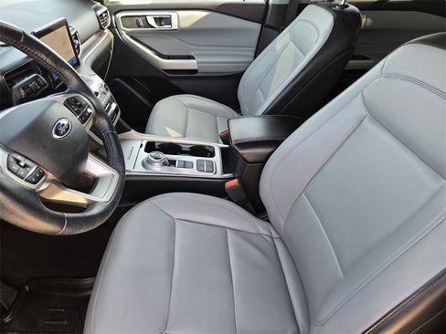 Used 2021 Ford Explorer XLT w/ Equipment Group 202A image 17