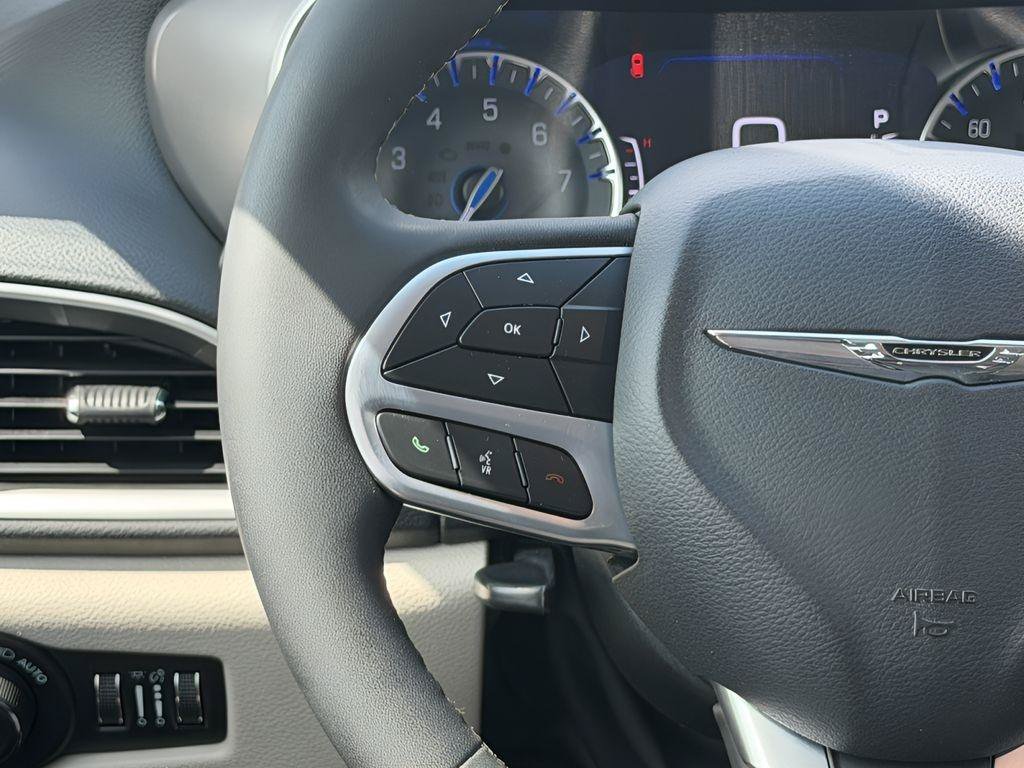 Used 2023 Chrysler Pacifica Touring-L FWD image 13