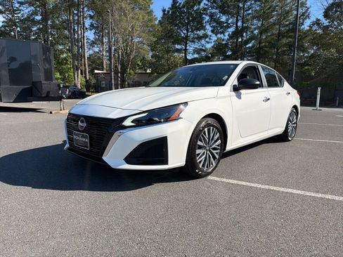 Used 2025 Nissan Altima 2.5 SV FWD image 2