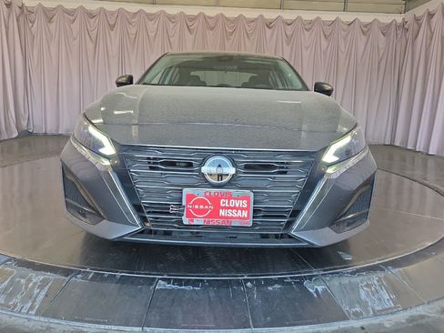 Used 2024 Nissan Altima 2.5 SV FWD image 11
