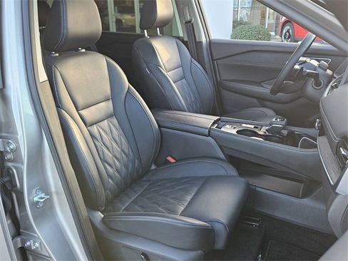 Used 2025 Nissan Rogue Platinum w/ Tech Package image 17