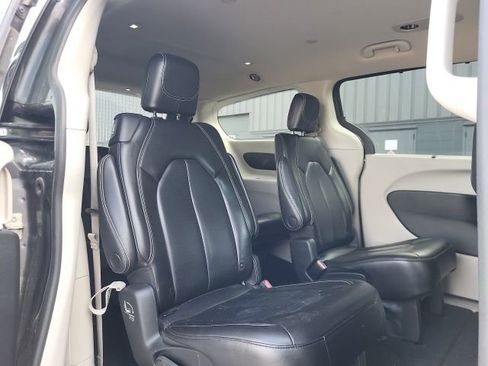 Used 2023 Chrysler Pacifica Touring-L image 13