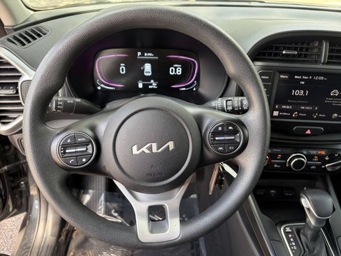 Used 2025 Kia Soul LX w/ LX Technology Package FWD image 25