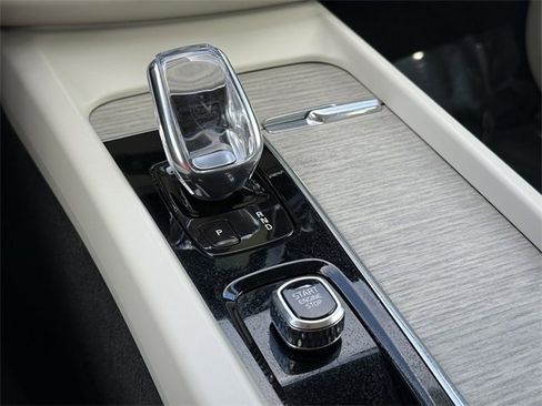 Used 2022 Volvo XC60 B5 Inscription w/ Climate Package image 28