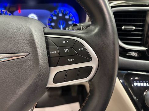 Used 2018 Chrysler Pacifica Touring-L Plus FWD image 16
