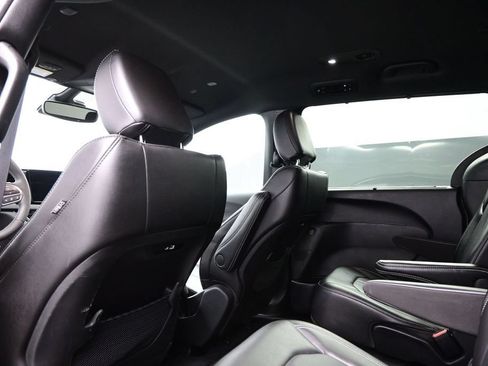 Used 2025 Chrysler Pacifica Select FWD image 36