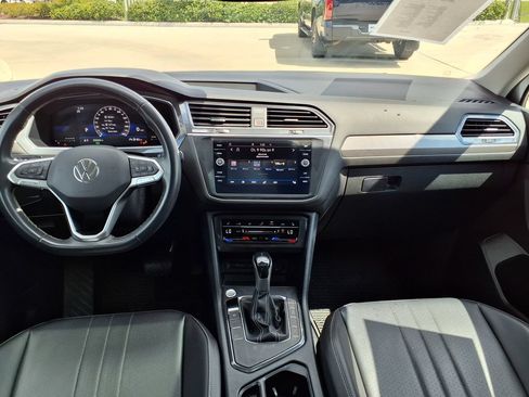 Used 2022 Volkswagen Tiguan SE w/ Panoramic Sunroof Package FWD image 22