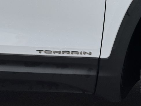Used 2024 GMC Terrain SLE image 4