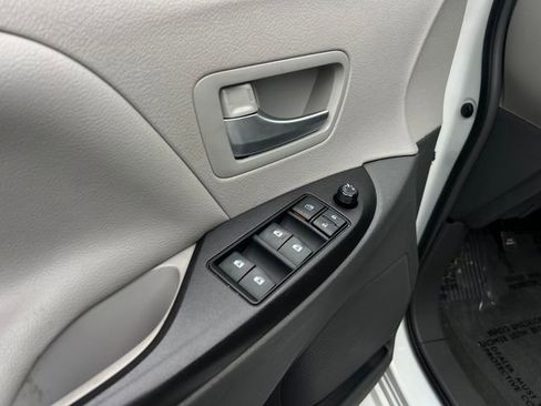 Used 2018 Toyota Sienna LE image 11