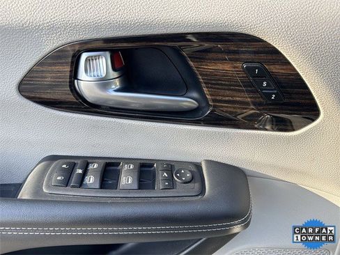 Used 2024 Chrysler Pacifica Limited image 27