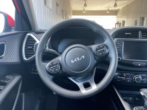 Used 2025 Kia Soul LX w/ LX Technology Package FWD image 25