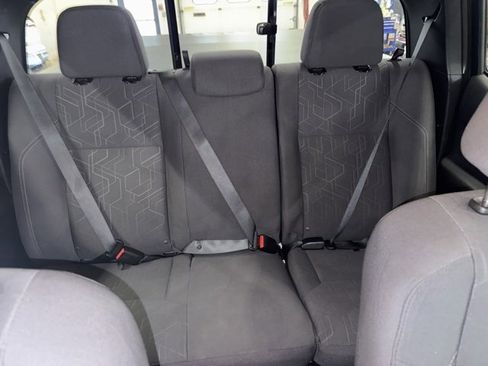 Used 2016 Toyota Tacoma TRD Sport image 27