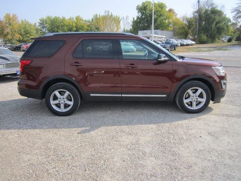 Used 2016 Ford Explorer XLT w/ Equipment Group 202A image 2