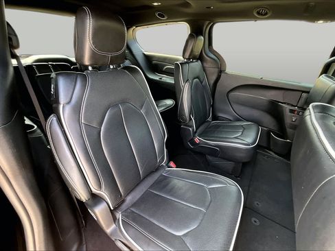 Used 2025 Chrysler Pacifica Limited FWD image 18